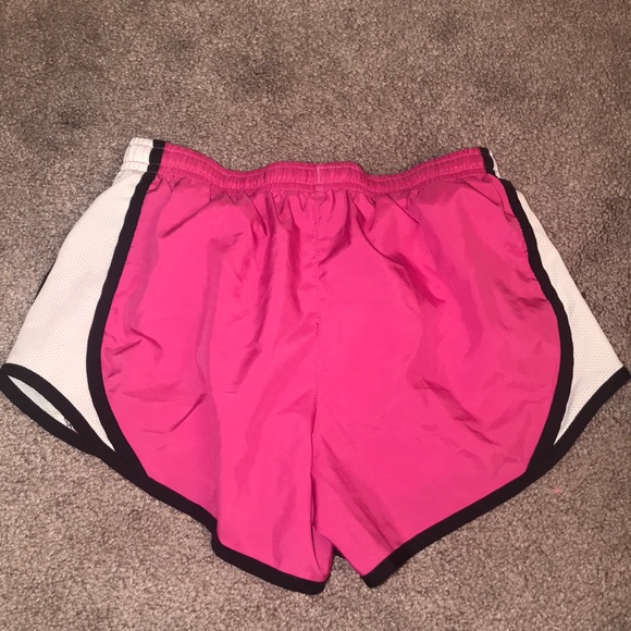 Girls Nike shorts - Picture 2 of 3